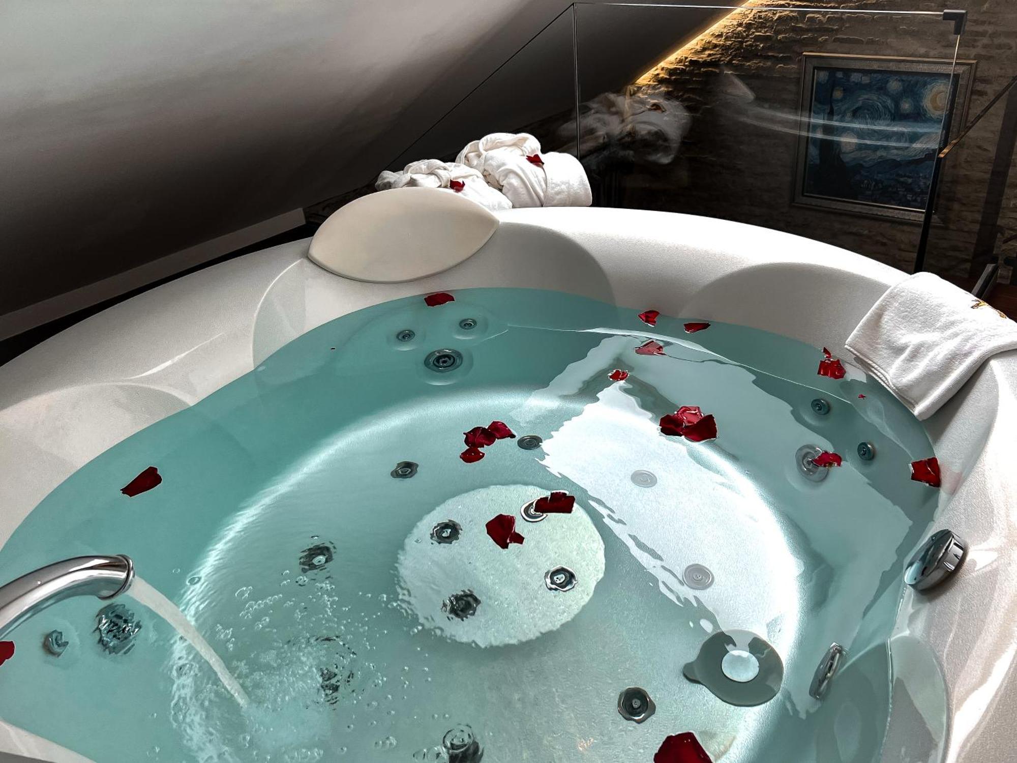 Suite Hot Tub,1581121227:JPEG